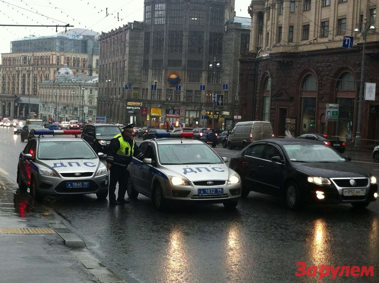 Из центра Москвы эвакуируют автомобили