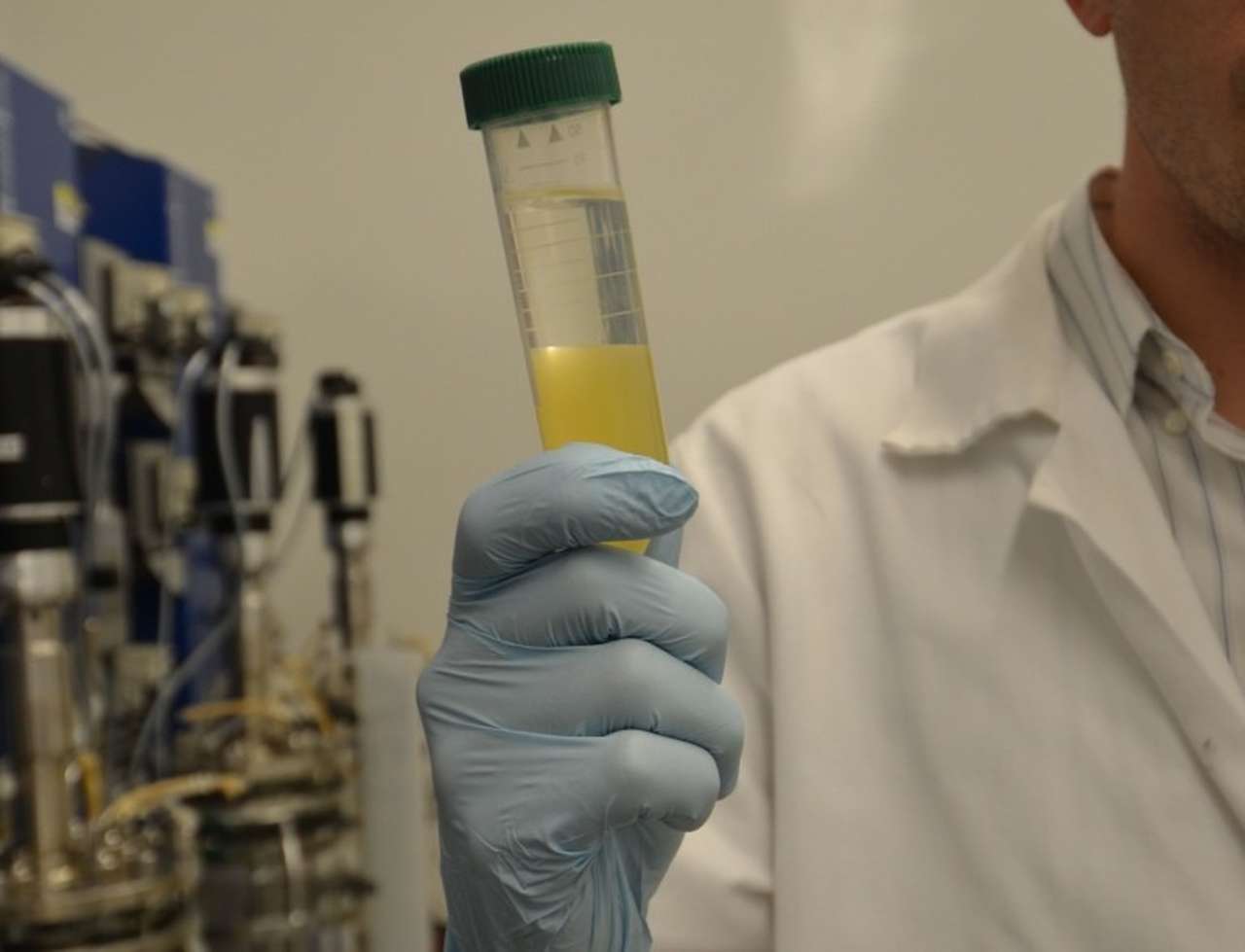 Прозрачная жидкость в верхней части флакона - экстракт ацетона и бутанола.(Фото: Robert Sanders, UC Berkeley)