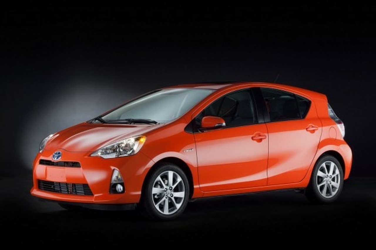 В Японии стартовало производство Toyota Prius C