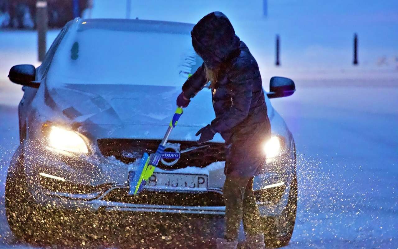 Как счистить снег с машины и не испортить ее (и себя)