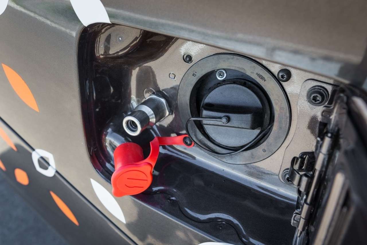 1000 километров на одной заправке: битопливная Веста пошла в серию