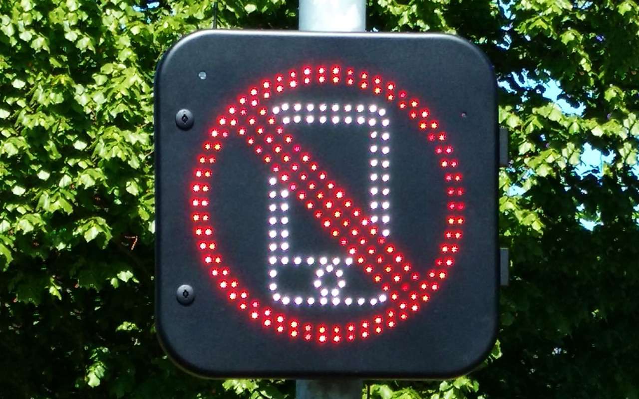 Болтаешь за рулем по мобильнику? Сейчас тебе будет стыдно!