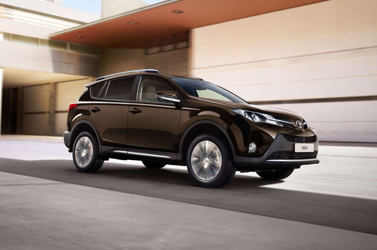 Автомобилей в Россию стали завозить меньше на 53%