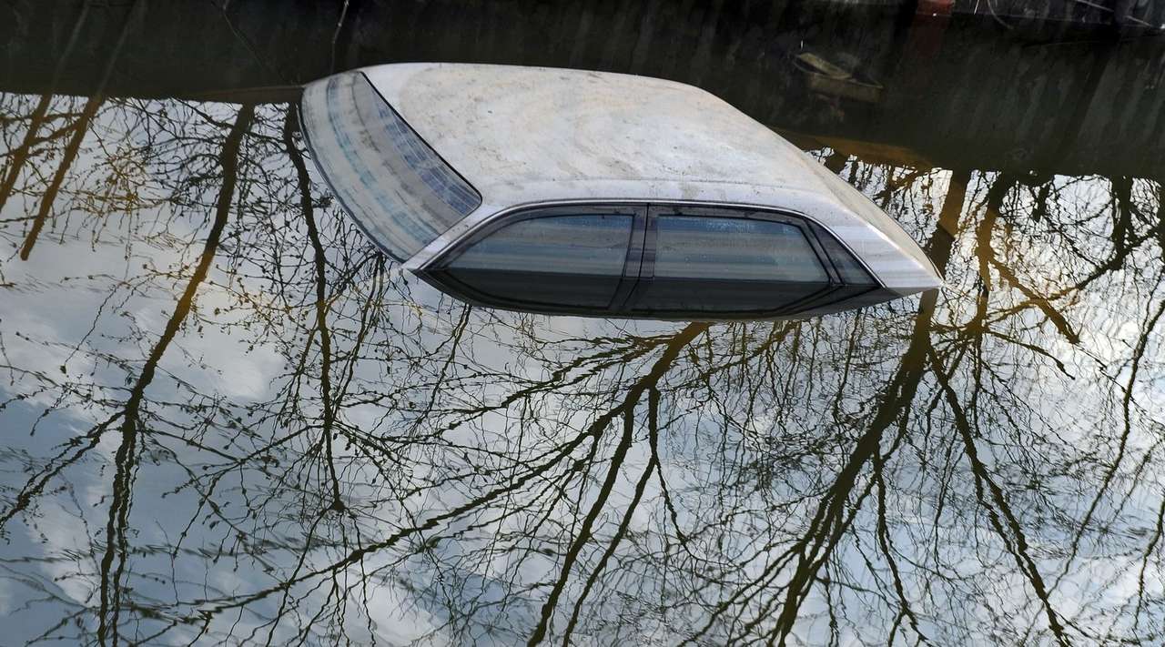 Мужик спас тонущего угонщика своей машины