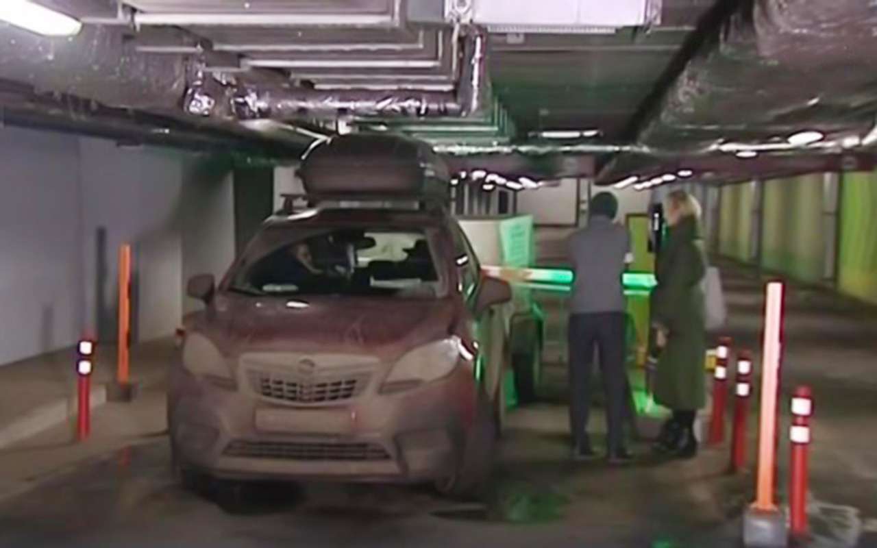 Семью с двумя детьми 9 часов продержали на подземной парковке