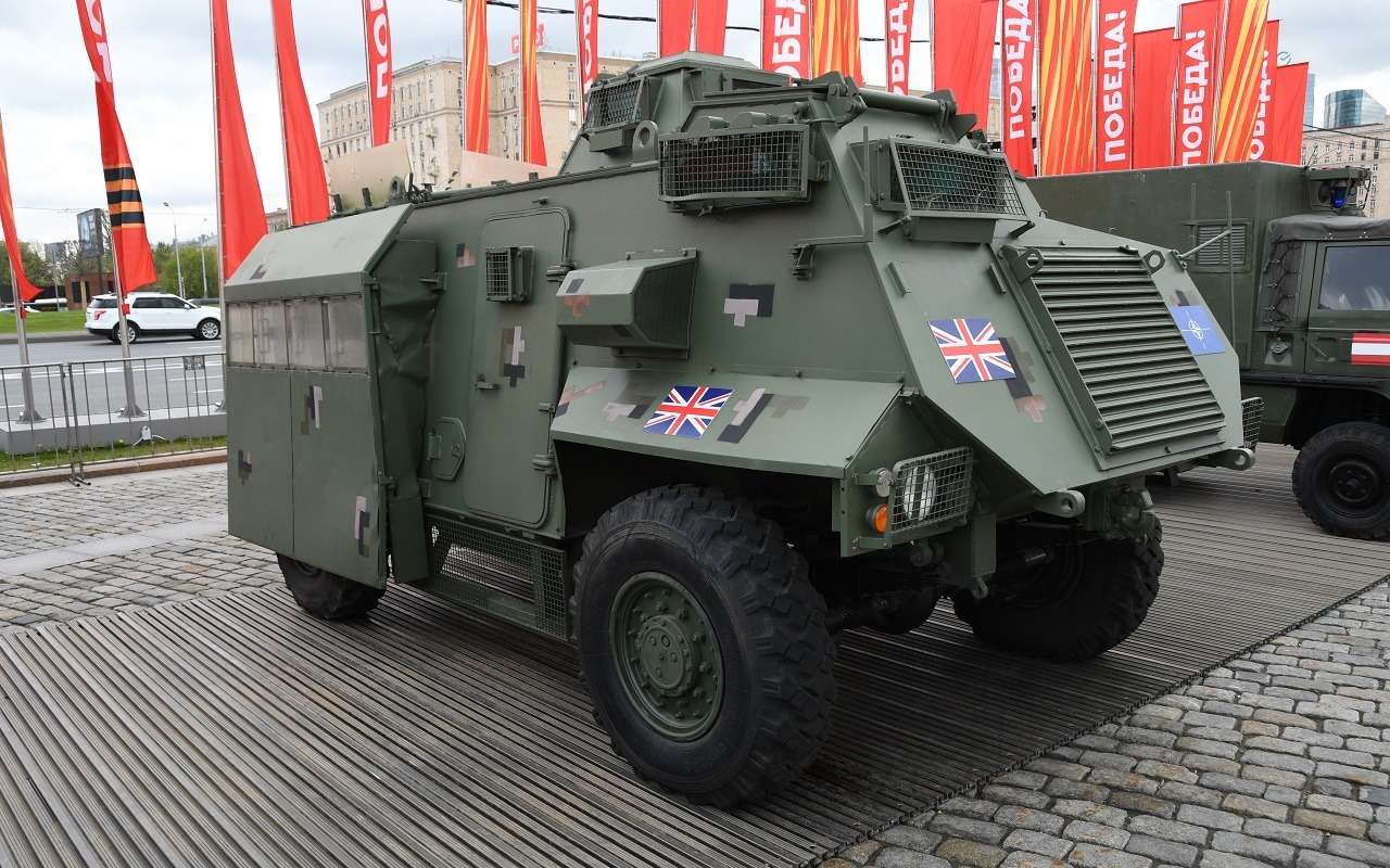 Не армейское, а полицейское происхождение этого AT-105 выдают щиты, сложенные вдоль борта в задней части корпуса. В раскрытом положении за ними укрываются стражи порядка при разгоне демонстраций.