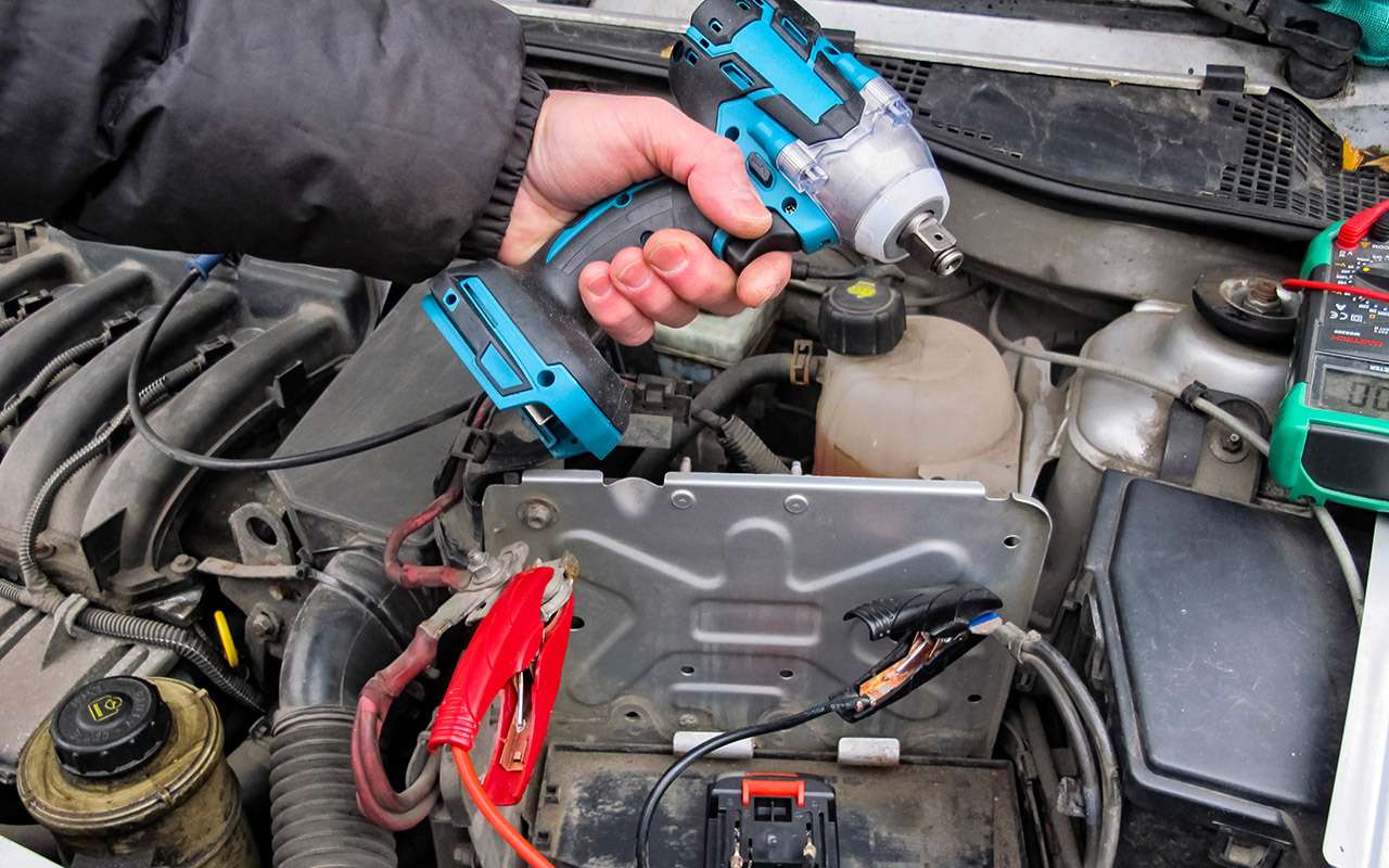 Прикурить автомобиль от аккумулятора шуруповерта. Прикурить от аккумулятора шуруповерта. Двигатель АКБ. Запуск авто аккумулятором от шуруповерта.