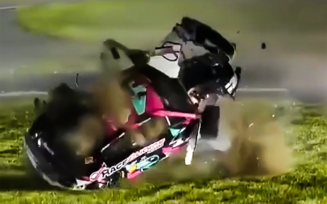 Болид взлетел на воздух и загорелся: гонщик выжил в эпичной аварии (видео)