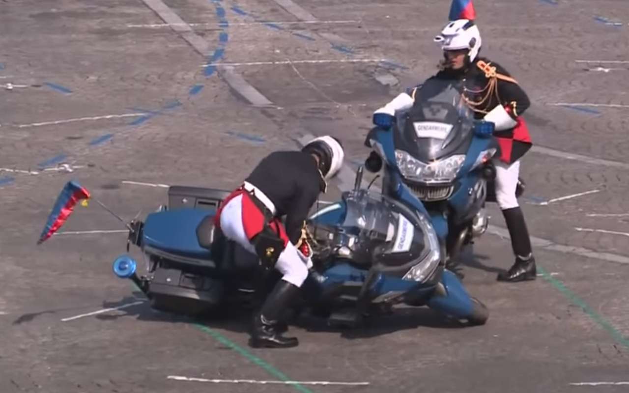 Жандармы из мотобатальона совершили ДТП на глазах Эммануэля Макрона