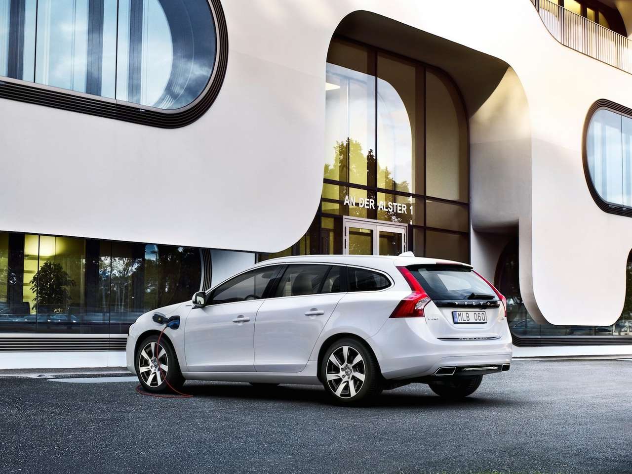 Тест Volvo V60 Plug-in Hybrid: игрушка для больших