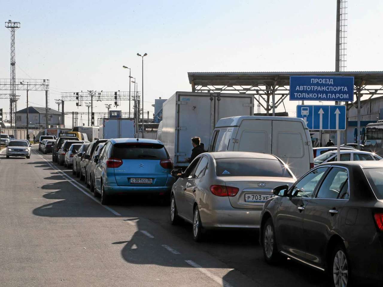 Керченская паромная переправа не справляется с потоком автомобилей