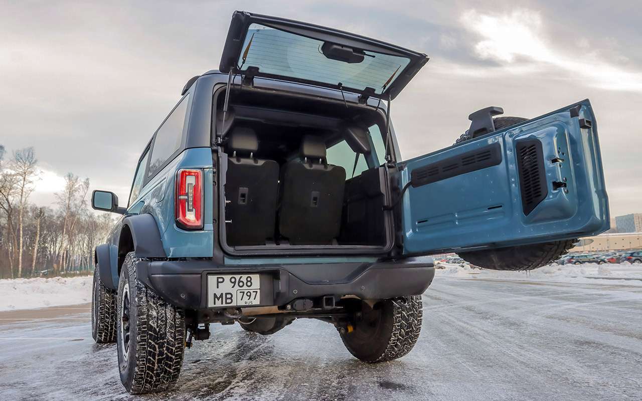 Если нужен большой багажник, лучше разориться на пятидверную версию.