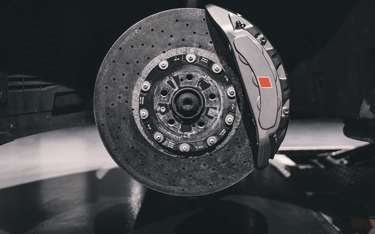 Керамические и карбоновые диски имеют составную конструкцию. Средняя часть выполнена из металла.