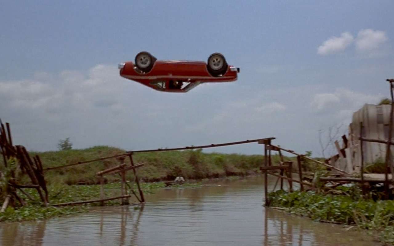 Машина пролетает около 15 метров, и в середине полета колеса смотрят в небо. А приземляется автомобиль, перевернувшись на 360°.