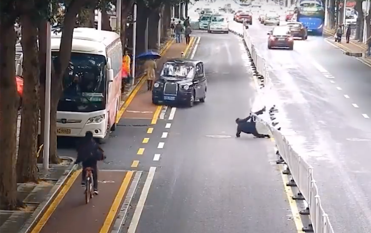 А вот не надо перебегать где попало! Поучительное видео