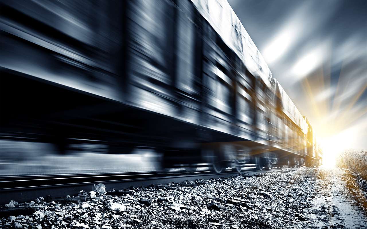 Поезд снес застрявший на путях внедорожник. Очевидцы лениво снимали видео