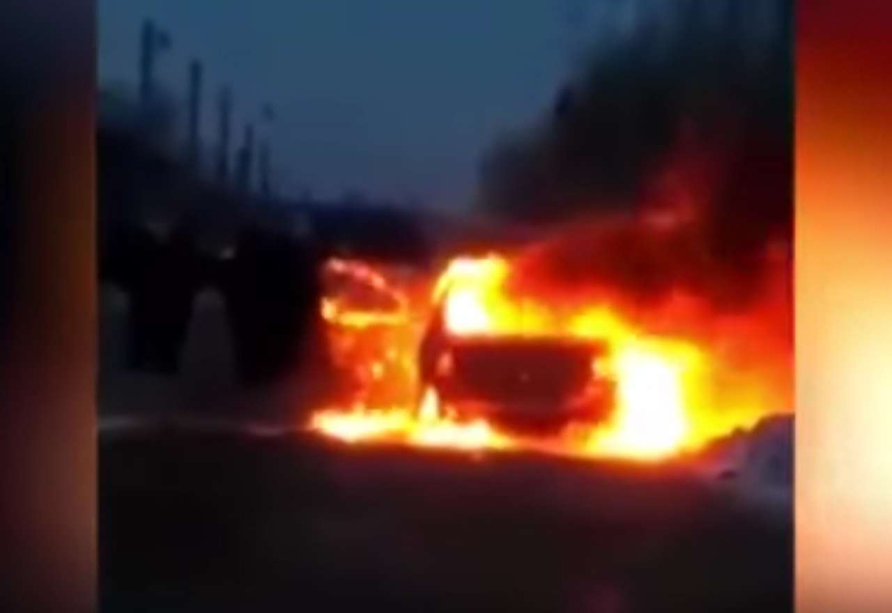 Водители вытащили уснувшего таксиста из горящей машины