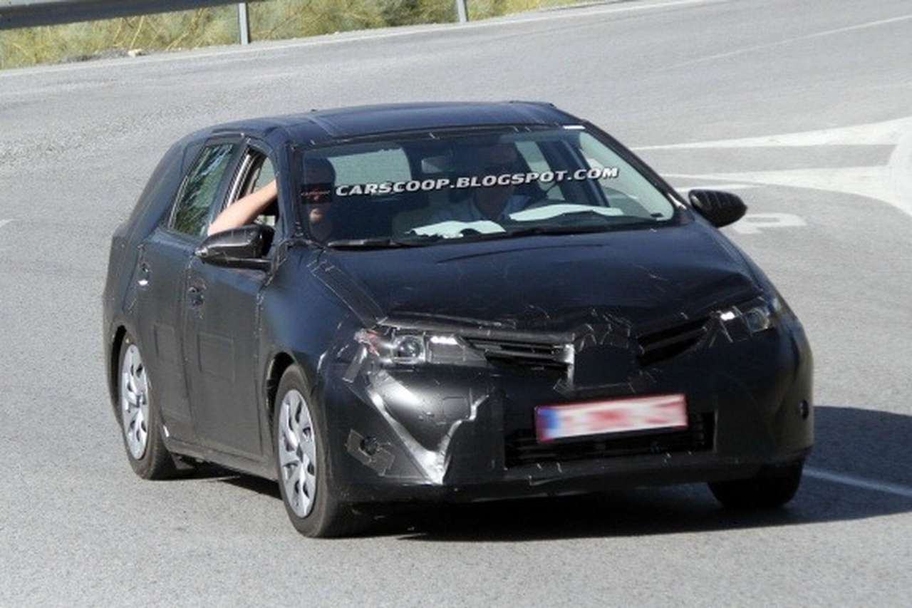 Toyota тестирует универсал на базе нового Auris