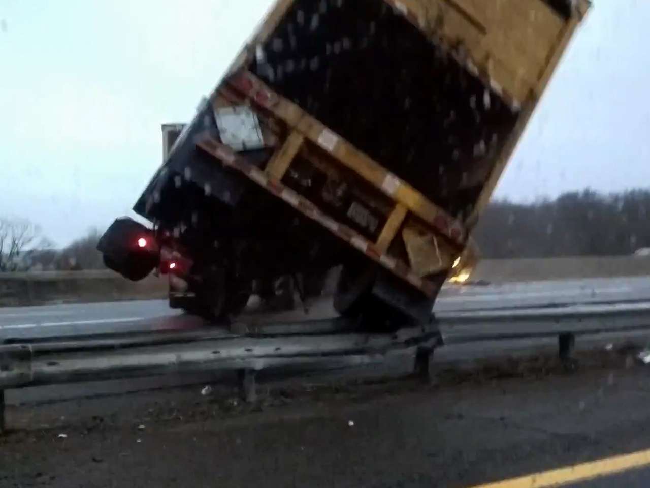 Грузовик перелетел через отбойник и даже не перевернулся (ВИДЕО)