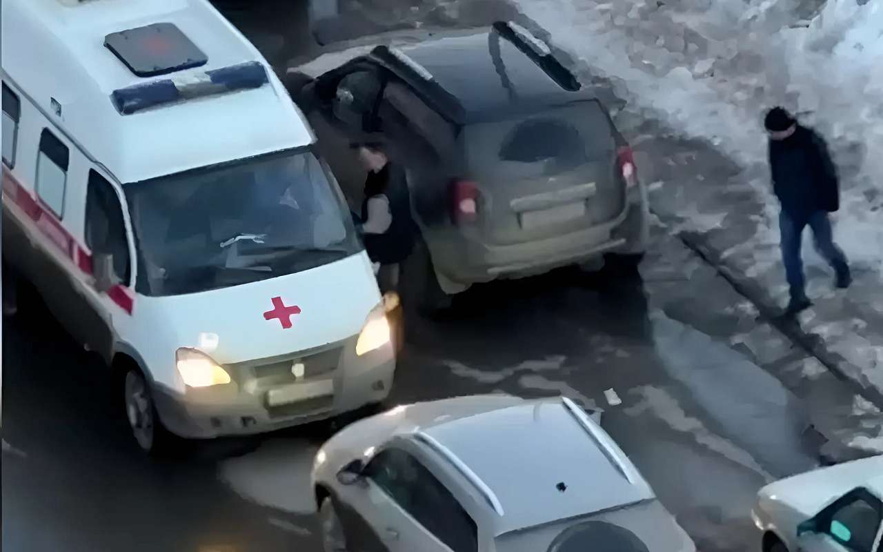 Водитель не дал проехать скорой помощи, спешившей на помощь беременной женщине