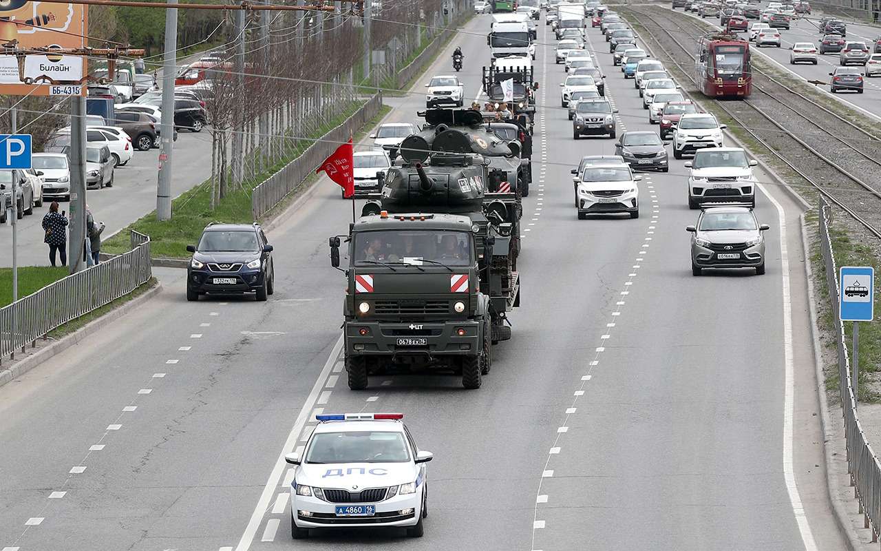 Едет армейская колонна – дорогу уступать?