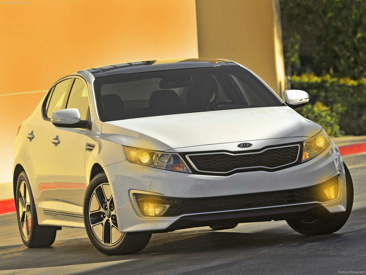 Kia Optima Hybrid дебютировала в Лос-Анджелесе