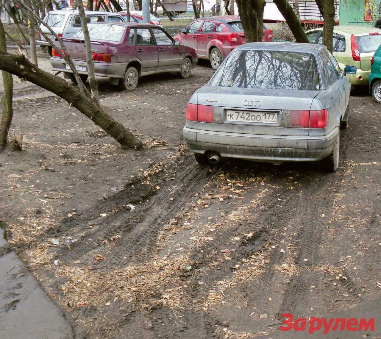 Стоянка возле дома - мечта автовладельцев. Организовать ее во дворе могут сами обитатели. Несколько хлопотно, но ведь обретаешь "спальное место" для машины на всю жизнь.