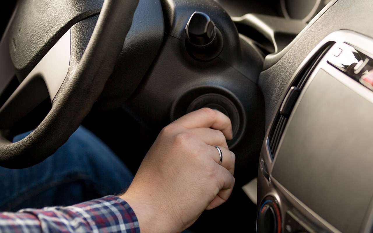 Аккумулятор для машины. Пуска зарядка для аккумулятора автомобиля. Пуск двигателя автомобиля. Осмотр автомобиля под капотом. Завести машину.