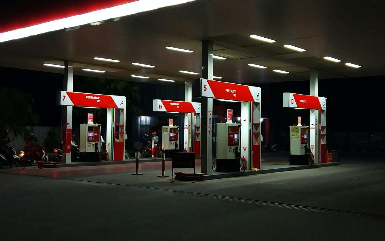 В этих странах бензин подорожал сильнее всего — удивитесь, Россия в конце топ-100