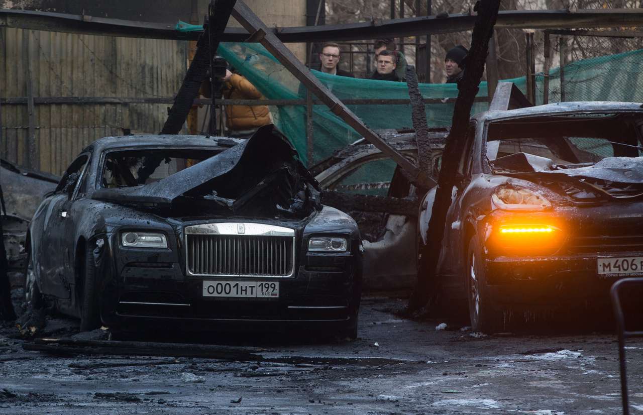 В Москве сгорела стоянка с элитными автомобилями