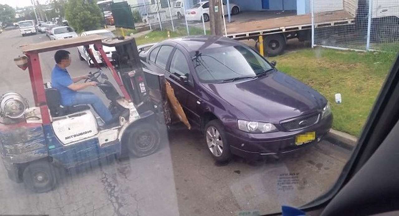 Как перепарковать автомобиль с помощью вилочного погрузчика (ВИДЕО)