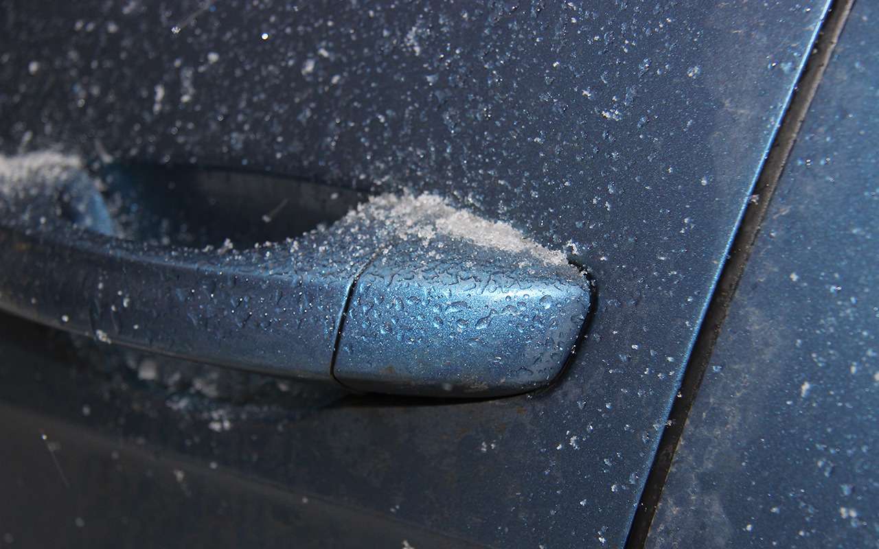 Замерзший замок автомобиля. Примерзшая дверь автомобиля. После мойки автомобиль открытые двери. Замерзла накладка.