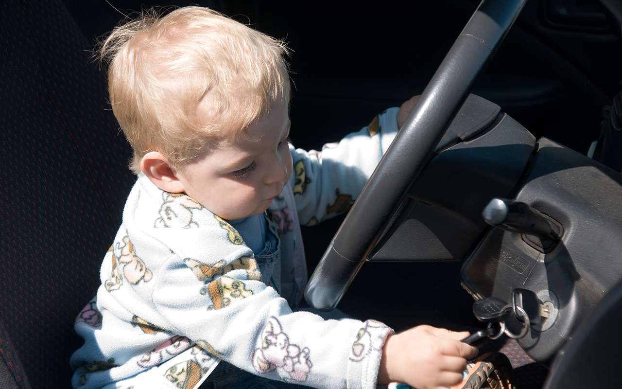 Малыш заперся в машине с ключами. На помощь пришли спасатели