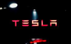 Завод Tesla в Германии встал после поджога