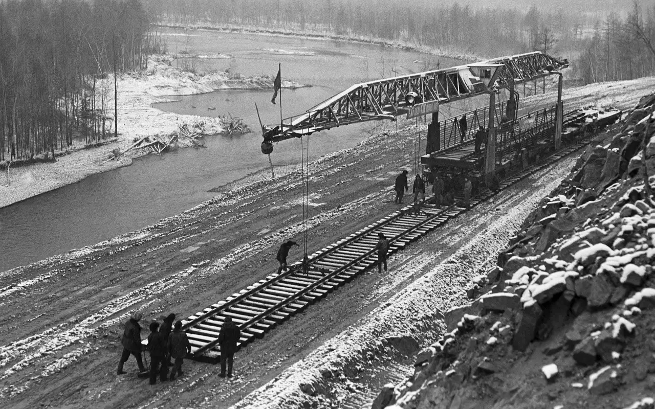 Укладка железнодорожных звеньев на участке Бамовская - Тында - Беркакит - Угольная Байкало-Амурской магистрали, 1975 г.