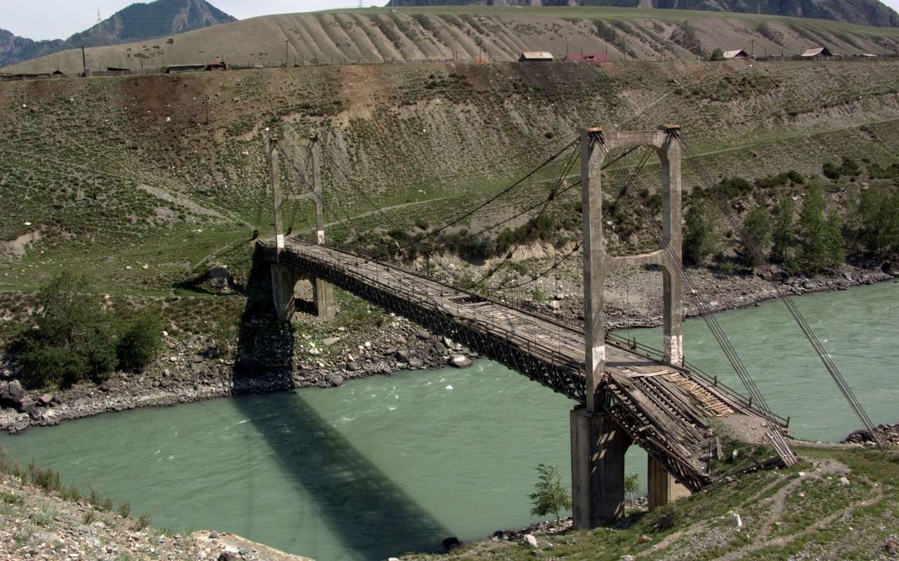 Ининский мост на Алтае выдерживал шесть грузовиков общей массой примерно в полсотни тонн.