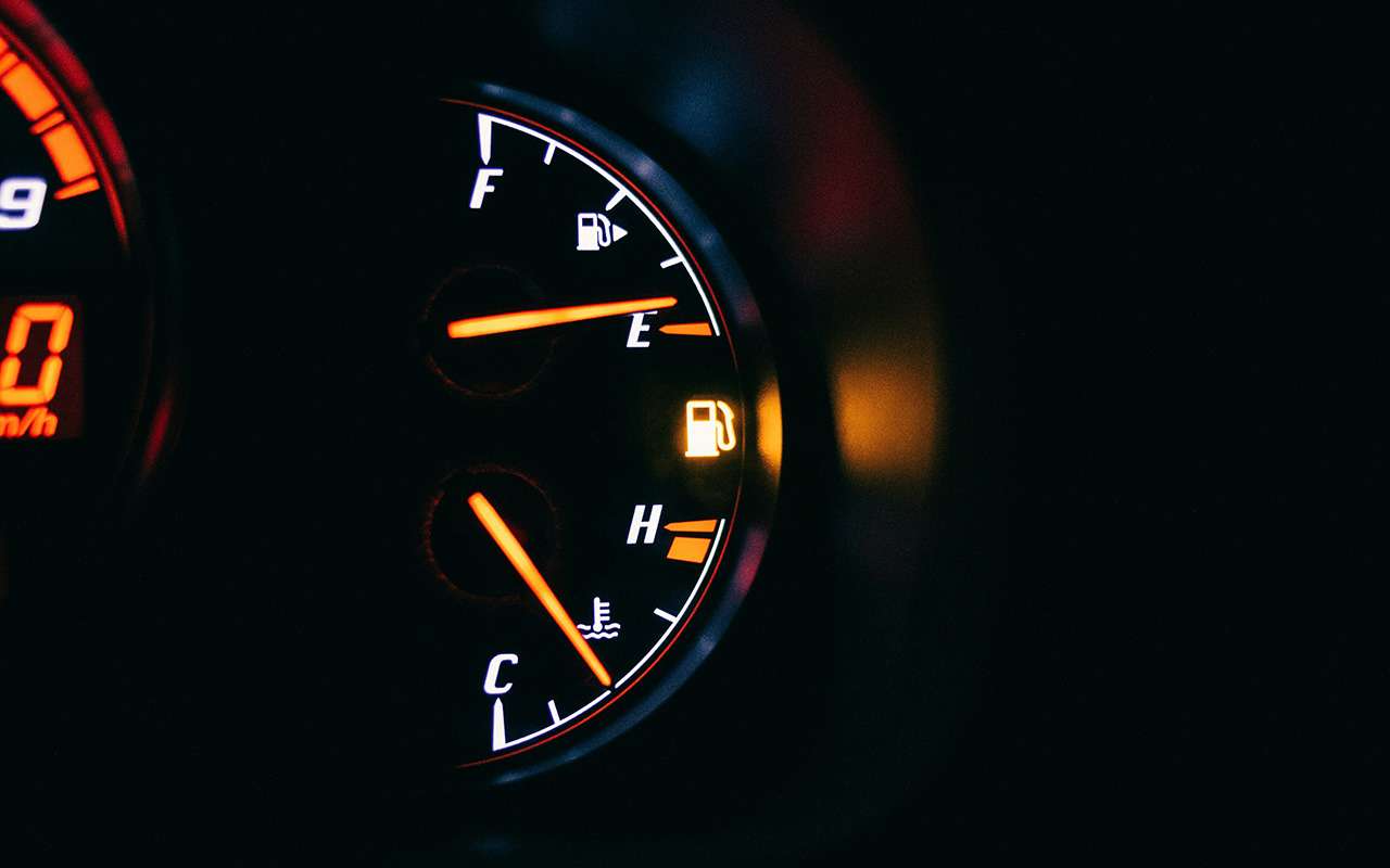 Сколько километров проедет автомобиль после появления индикатора низкого уровня топлива?