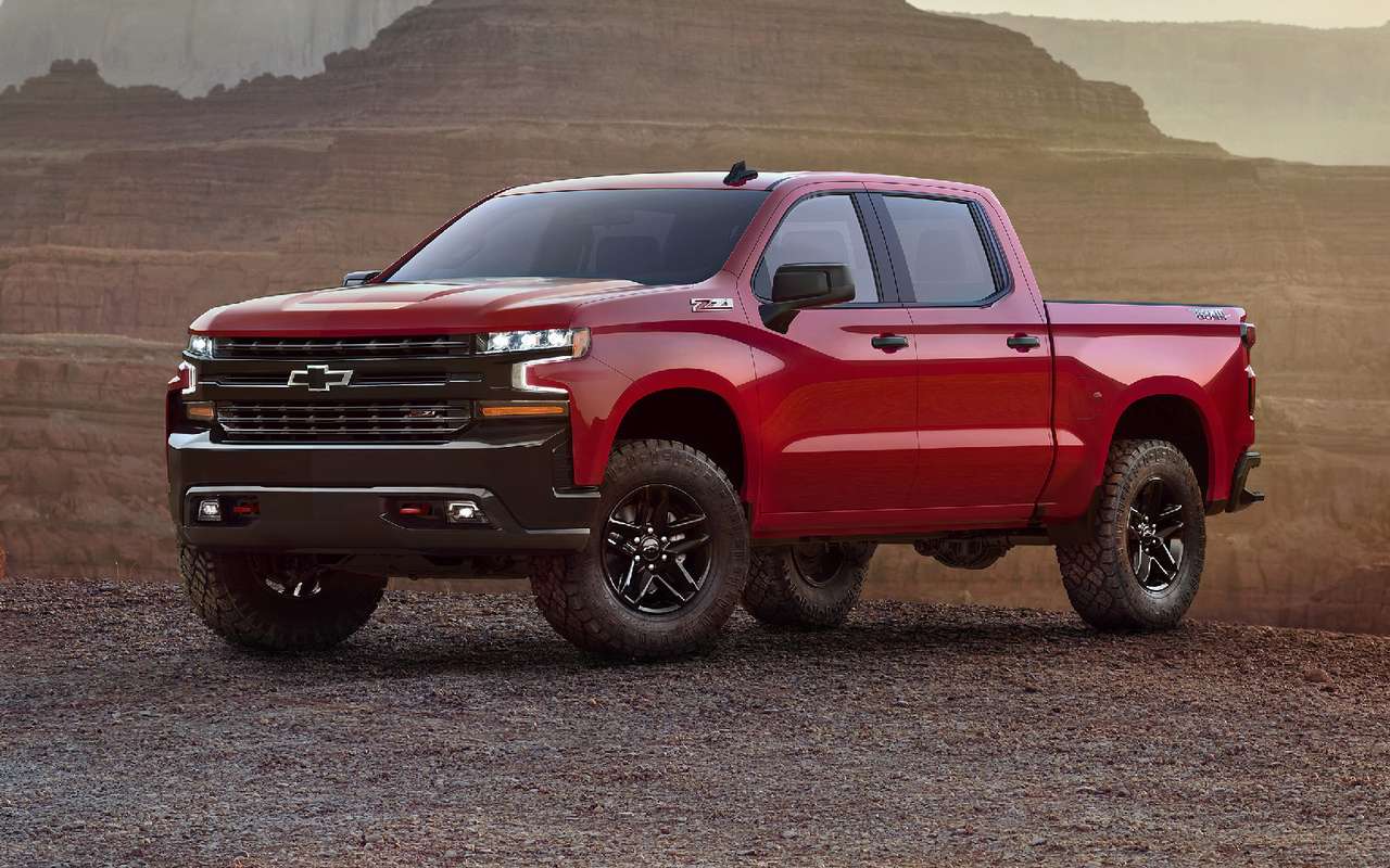 В продажу новый Chevrolet Silverado поступит только осенью. Покупателям предложат восемь разных модификаций кузова и шесть вариантов силового агрегата, в том числе новый рядный 6-цилиндровый турбодизель Duramax 3.0L в паре с 10-ступенчатым автоматом.