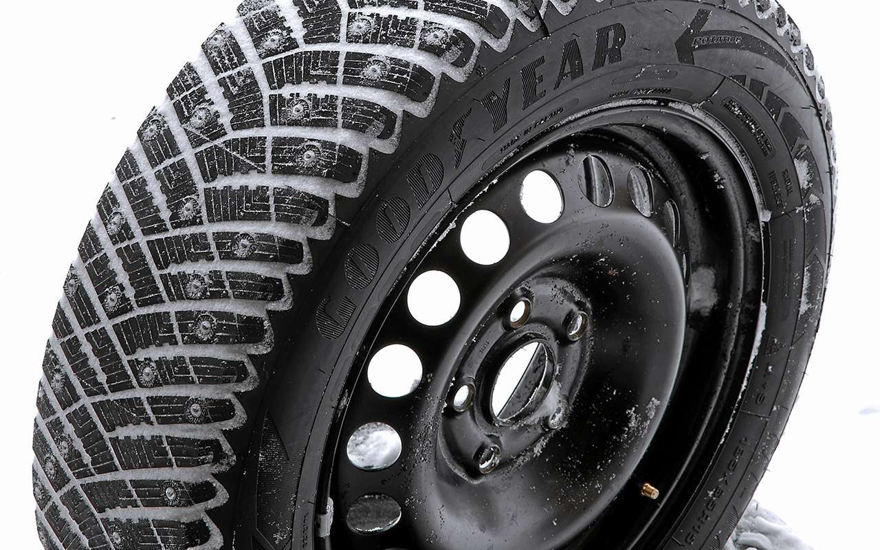 Шипованная шина r15. Гудиер айс Арктик. Goodyear ULTRAGRIP Ice Arctic 185/65 r15. Резина шипованная 185/65/15.