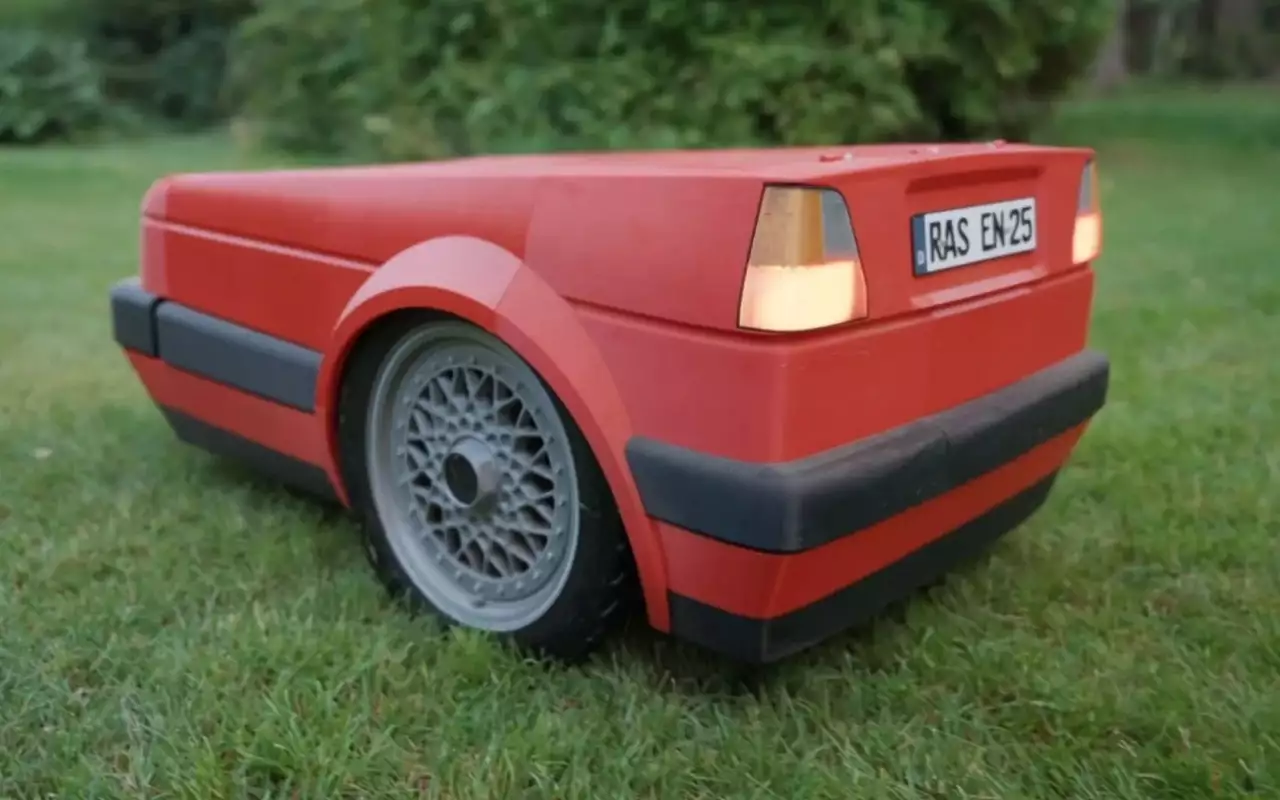 Робот-газонокосилка в стиле Volkswagen Golf MK2 GTI