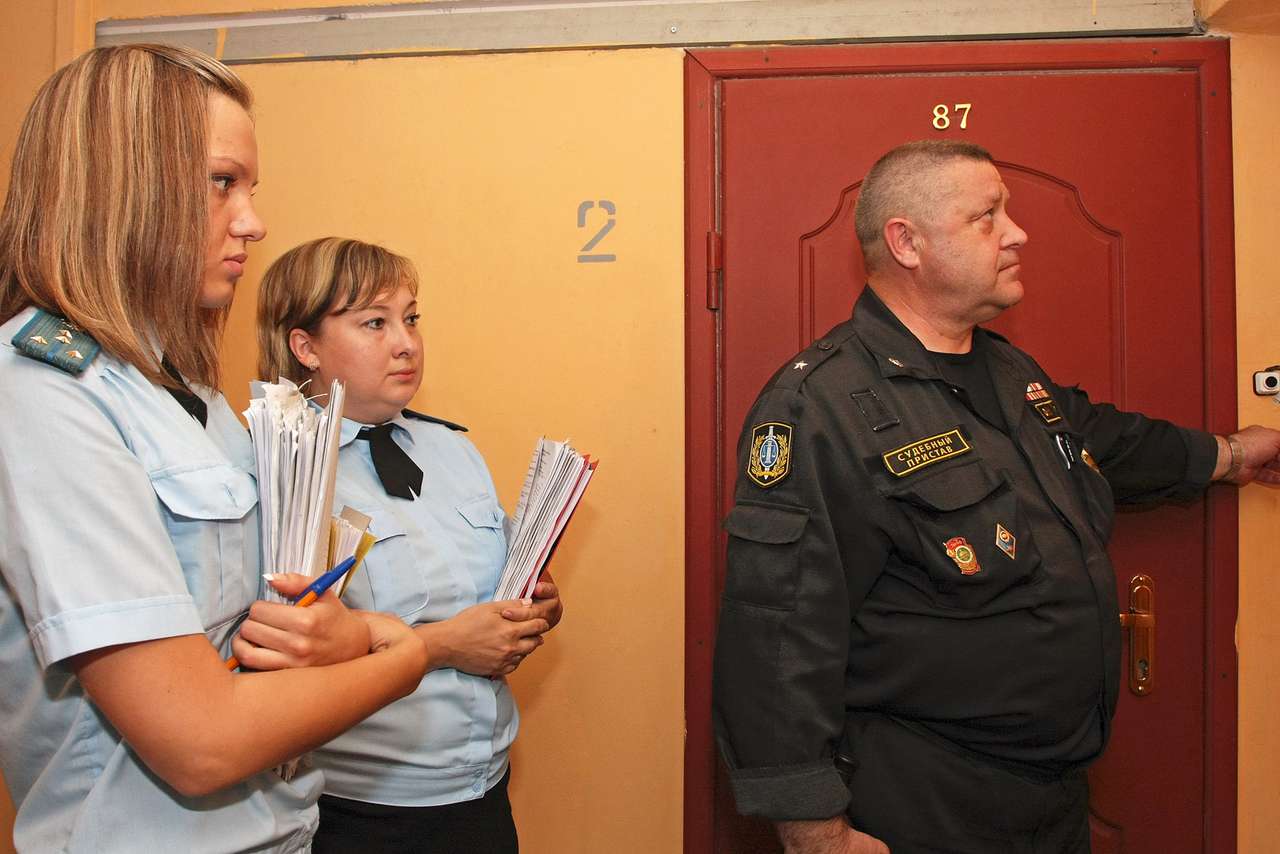 «Отжали» за долги: приставы забрали у должника Мерседес
