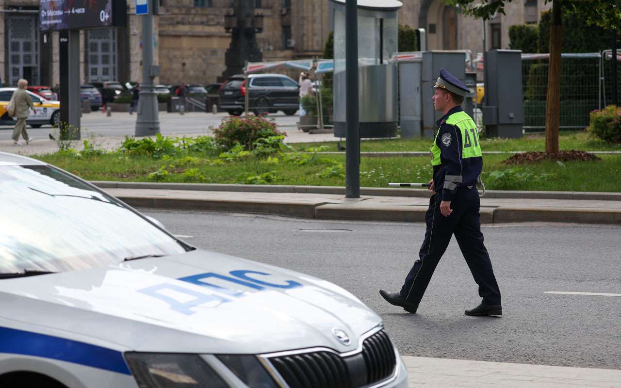 Инспектор ДПС ГИБДД во время дежурства на одной из улиц Москвы.