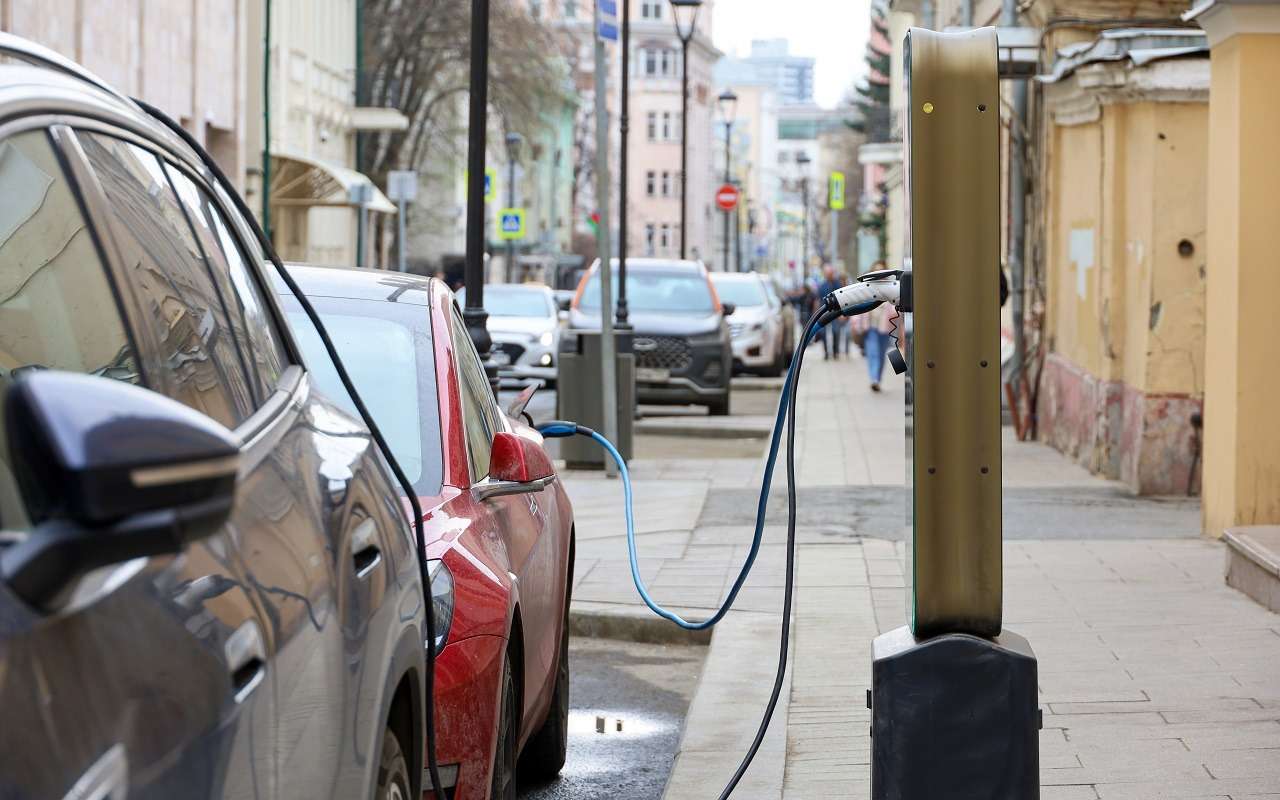 Введены новые требования к зарядкам для электрокаров на АЗС