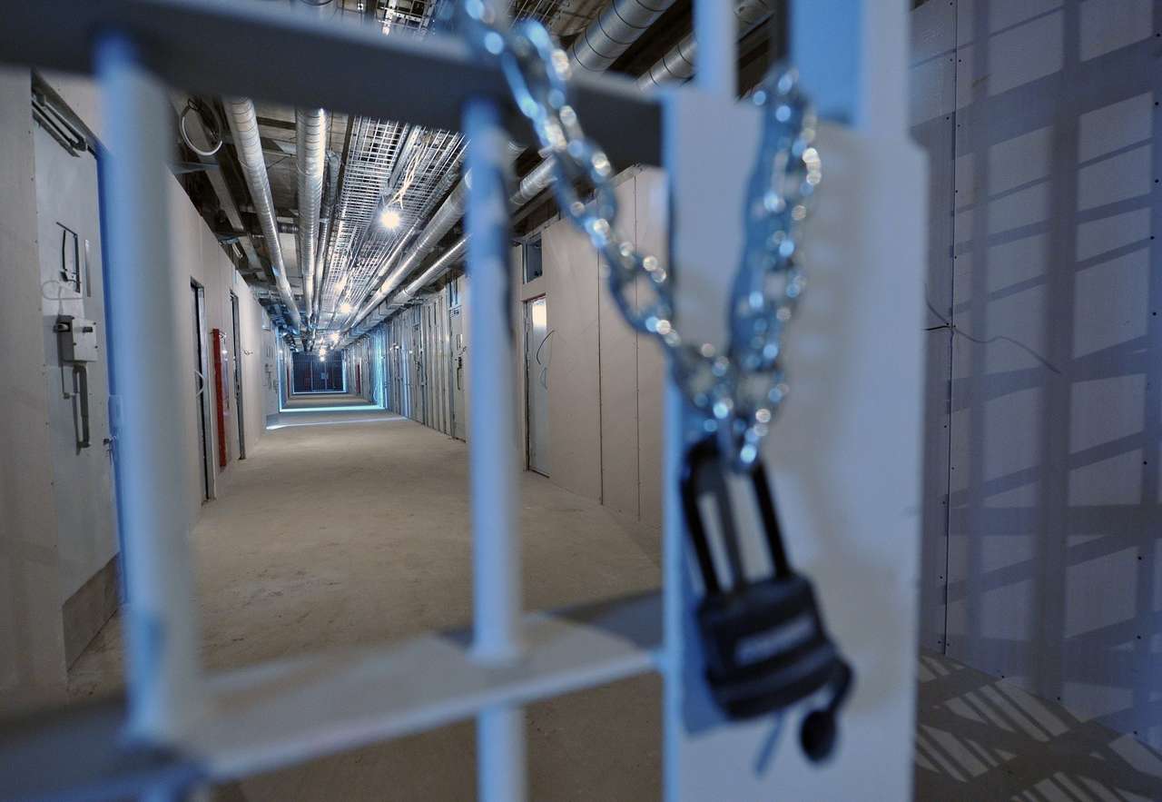 Водитель, бросивший гранату в автомобиль ДПС, получил 17 лет