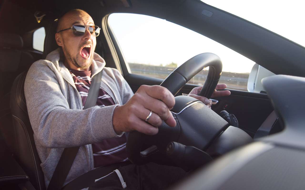 Водитель. Водитель абс. Смешной водитель. Сумасшедший водитель. Человек с рулем.