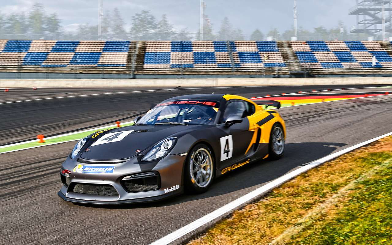 Подвеска – самое значимое отличие версии Clubsport MR. Там, где обычный Clubsport ведет себя нервно и норовит ускакать с траектории, MR ввинчивается в повороты, будто едет по рельсам. И при этом воспринимается столь же точным и жестким – в хорошем смысле. Фантастика!