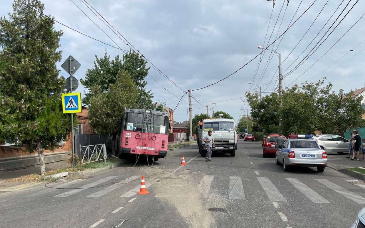 Троллейбус с пассажирами столкнулся с легковушкой в Краснодаре