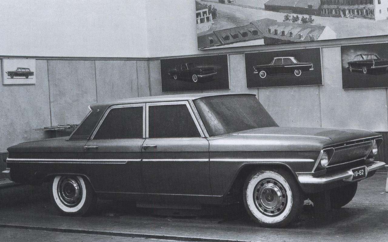 Первый прототип ГАЗ-24 появился еще в самом конце 1963 года. Его так скрывали, что нормальных фото машины не осталось. Но ходовой образец был очень похож на макет художника Льва Еремеева. Образцы второй серии были уже другими, куда более близкими к серийной «двадцатьчетверке».