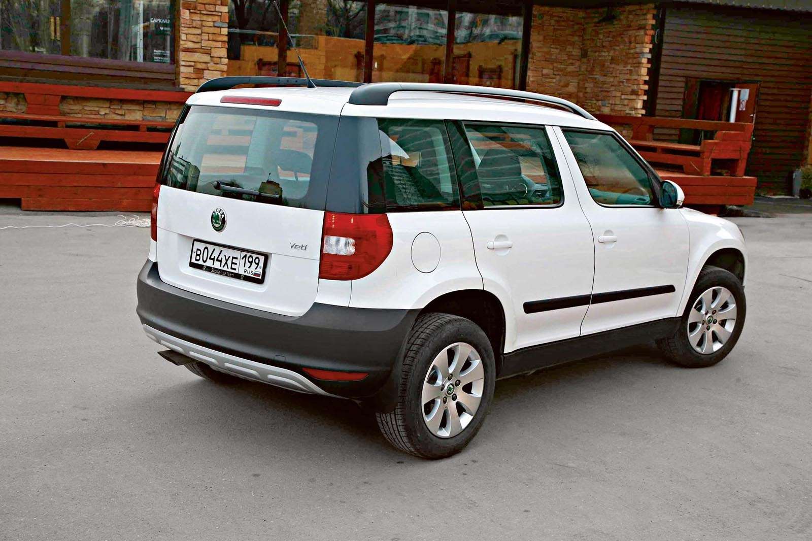 Йети на механике. Шкода Йети 2 поколение. Шкода Йети 2011 года. Skoda Yeti r18. Шкода Йети м.