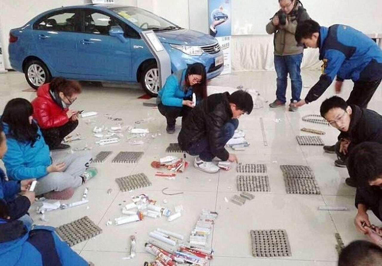 Восемь продавцов потратили полдня на подсчет первого взноса за авто 